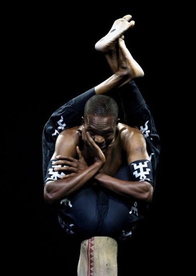 組圖:瑜伽牛人上演高難度技巧