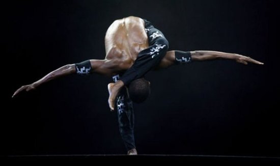 組圖:瑜伽牛人上演高難度技巧