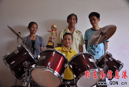 8歲侗族小鼓手 全國大賽奪金獎(圖)