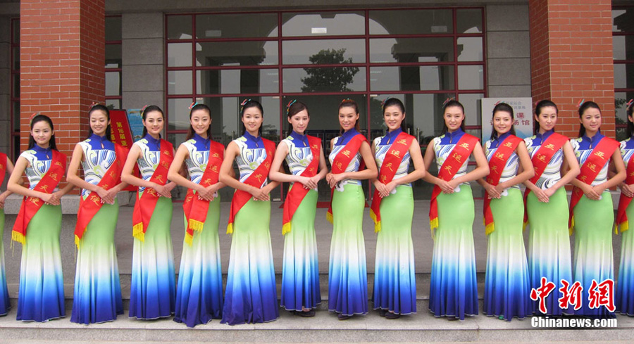 “亞運(yùn)天使”緊張培訓(xùn)頒獎(jiǎng)禮儀