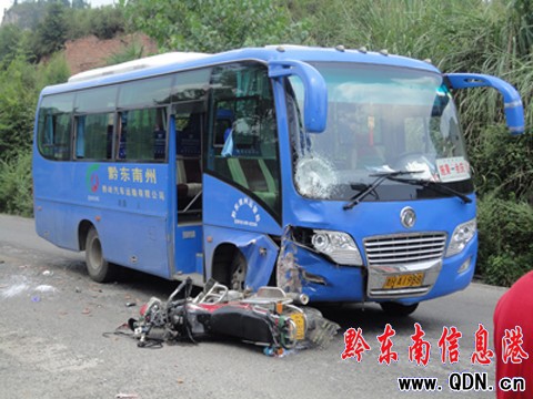 兩輪摩托車速度太快 駕駛員被撞飛4、5米(組圖)