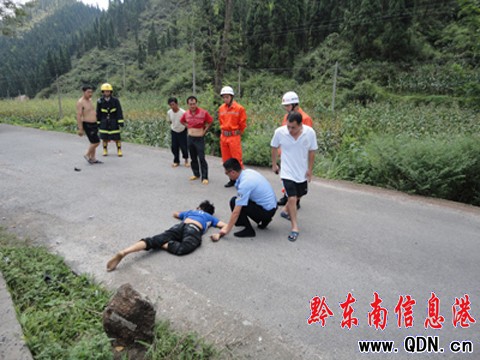 兩輪摩托車速度太快 駕駛員被撞飛4、5米(組圖)