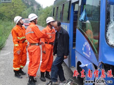 兩輪摩托車速度太快 駕駛員被撞飛4、5米(組圖)