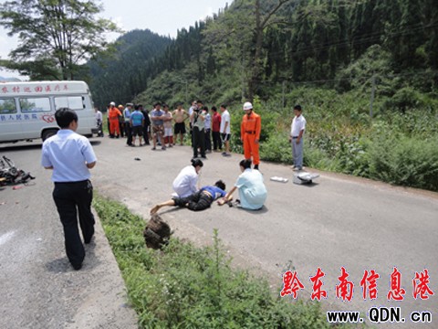 兩輪摩托車速度太快 駕駛員被撞飛4、5米(組圖)