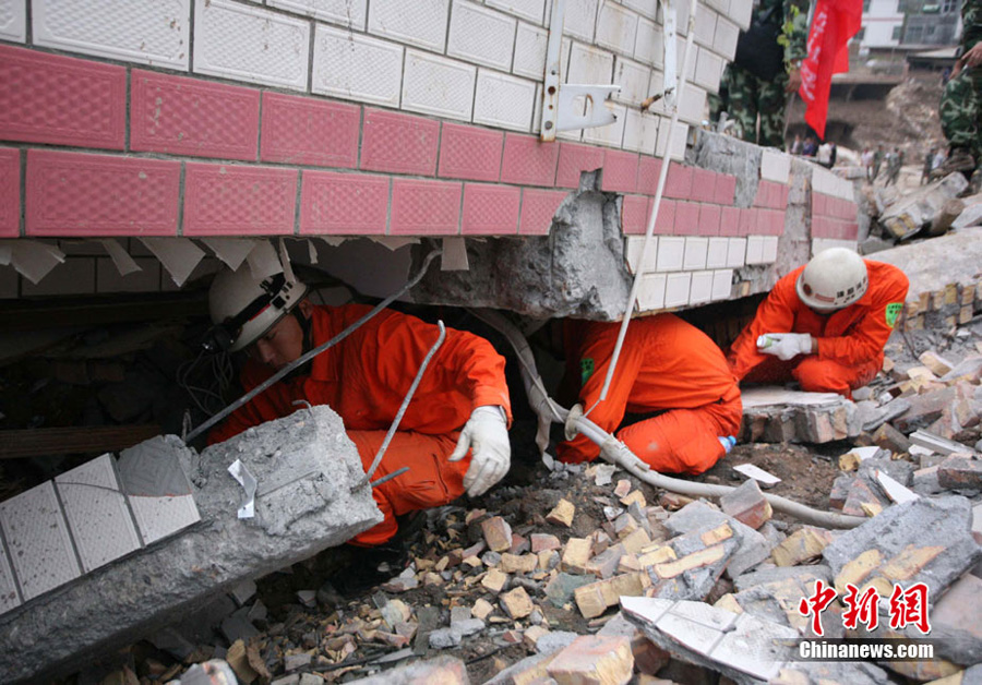 甘肅舟曲生命大營(yíng)救