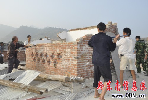 凱里市對草坪寨片區違法違章建筑進行強拆(圖)