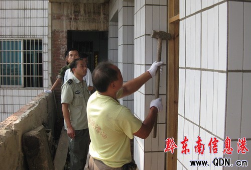 凱里市對草坪寨片區違法違章建筑進行強拆(圖)