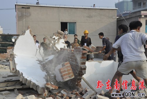 凱里市對草坪寨片區違法違章建筑進行強拆(圖)