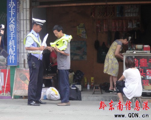 橫穿馬路交警有新招 讓你穿上小背心與交警執勤