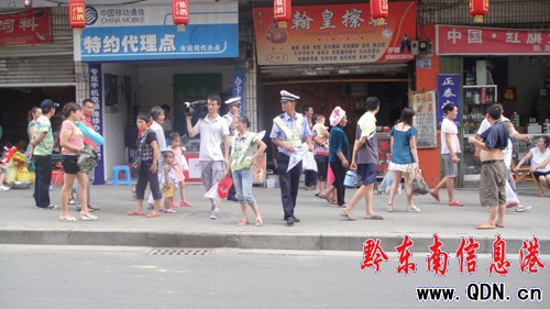 橫穿馬路交警有新招 讓你穿上小背心與交警執勤