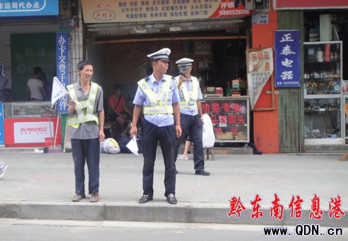 橫穿馬路交警有新招 讓你穿上小背心與交警執勤