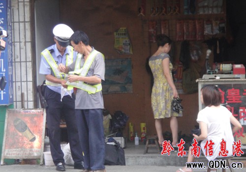 橫穿馬路交警有新招 讓你穿上小背心與交警執勤