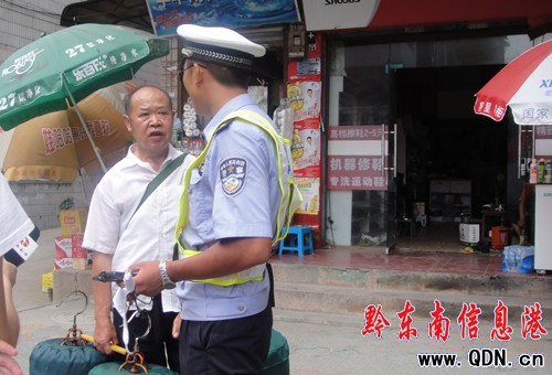 橫穿馬路交警有新招 讓你穿上小背心與交警執勤