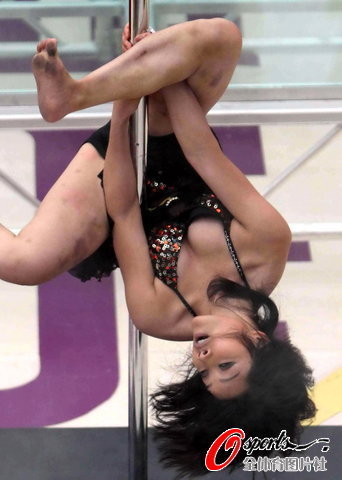 組圖:健身鋼管舞席卷盛夏 美女演繹風情誘惑