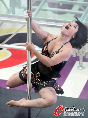 組圖:健身鋼管舞席卷盛夏 美女演繹風情誘惑