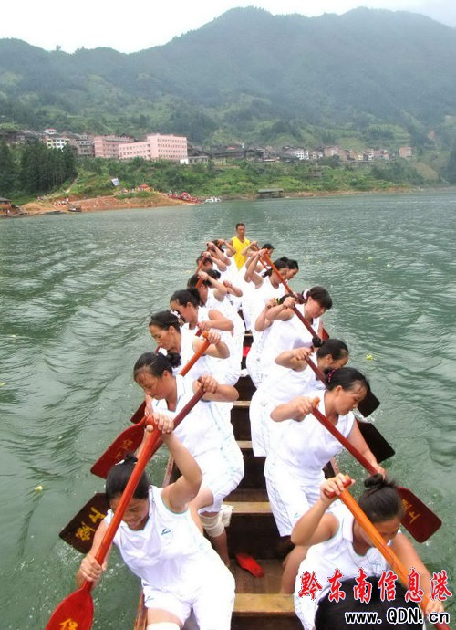 七夕情歌•龍舟節 仰阿莎湖上賽龍舟(圖)