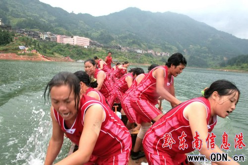 七夕情歌•龍舟節 仰阿莎湖上賽龍舟(圖)