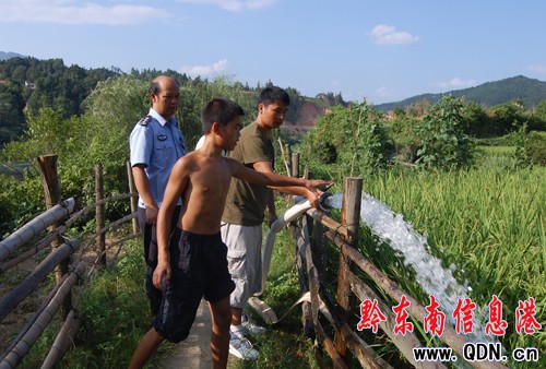 錦屏公安局民警奮力抗旱得到群眾好評(圖)