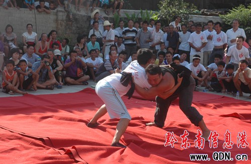 黎平侗族摔跤成為旅游觀光新亮點(圖)