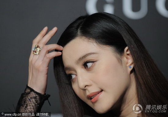 組圖:范冰冰華麗皮草顯貴氣與郭晶晶親密擁抱