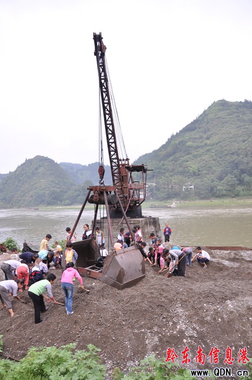 清水江浮出古錢幣 男女老少來“淘金”(組圖)