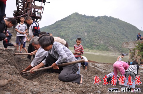 清水江浮出古錢幣 男女老少來“淘金”(組圖)