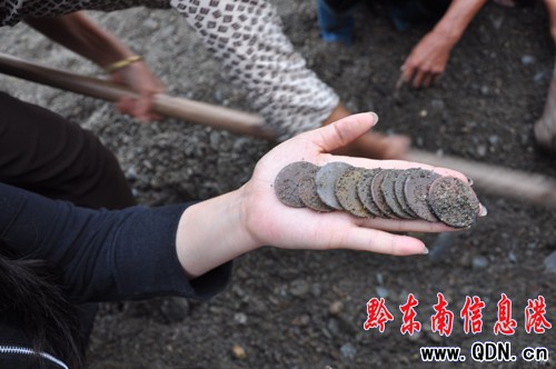 清水江浮出古錢幣 男女老少來“淘金”(組圖)
