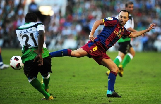 組圖:飛翔的梅西寫滿陽光 比利亞展示飛天舞