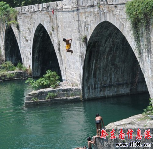 鎮遠四少年表演“絕活” 從高橋上跳入江中