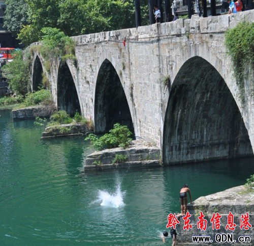 鎮遠四少年表演“絕活” 從高橋上跳入江中