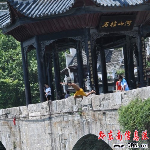 鎮遠四少年表演“絕活” 從高橋上跳入江中