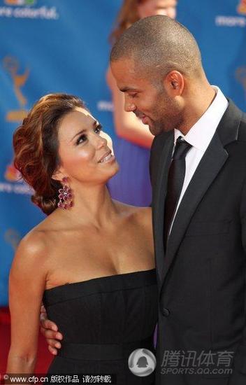 組圖:帕克伊娃攜手走紅毯 艾美獎夫婦秀恩愛