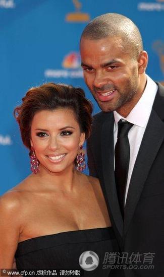 組圖:帕克伊娃攜手走紅毯 艾美獎夫婦秀恩愛