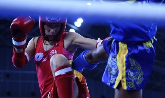 組圖:泰拳賽場驚險一幕 女將昏厥倒地不起