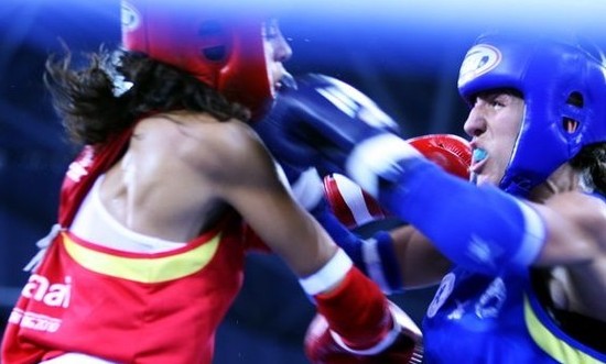 組圖:泰拳賽場驚險一幕 女將昏厥倒地不起
