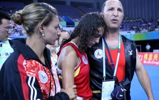 組圖:泰拳賽場驚險一幕 女將昏厥倒地不起