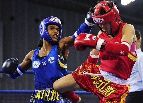 組圖:泰拳賽場驚險一幕 女將昏厥倒地不起