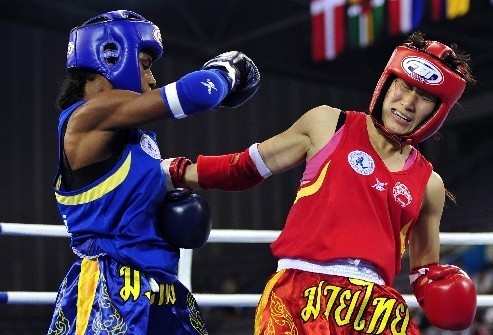 組圖:泰拳賽場驚險一幕 女將昏厥倒地不起