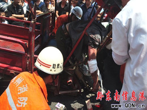 三輪追尾皮卡司機(jī)生命垂危 消防成功營(yíng)救(圖)