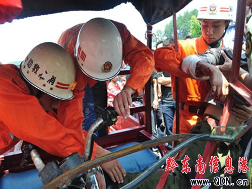 三輪追尾皮卡司機(jī)生命垂危 消防成功營(yíng)救(圖)