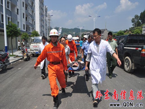 三輪追尾皮卡司機(jī)生命垂危 消防成功營(yíng)救(圖)