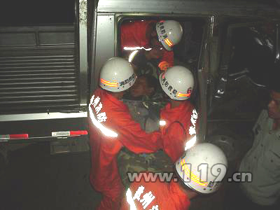 司機(jī)酒后駕釀成車禍 岑鞏消防成功解救 司機(jī)酒后駕釀成車禍 岑鞏消防成功解救
