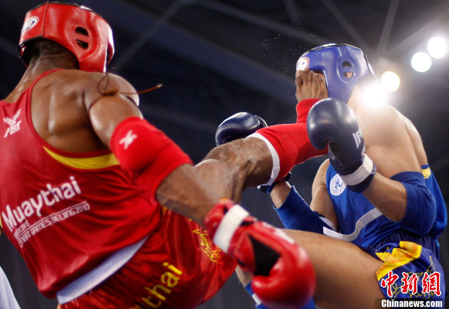 武搏會泰拳半決賽選手被踢中面門