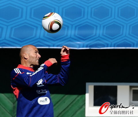 組圖:齊達內現身法國隊 嫻熟控球展大師風采