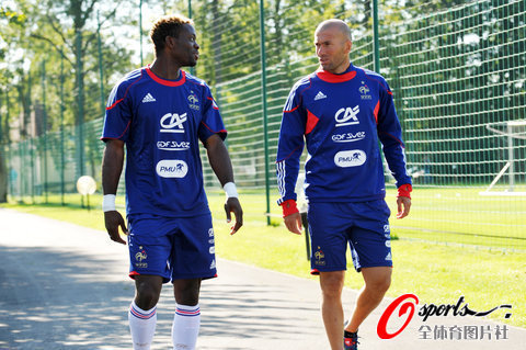 組圖:齊達內現身法國隊 嫻熟控球展大師風采