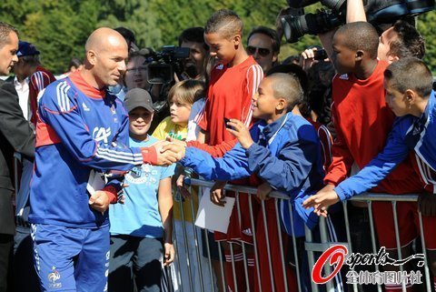 組圖:齊達內現身法國隊 嫻熟控球展大師風采