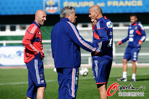 組圖:齊達內現身法國隊 嫻熟控球展大師風采