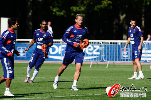 組圖:齊達內現身法國隊 嫻熟控球展大師風采