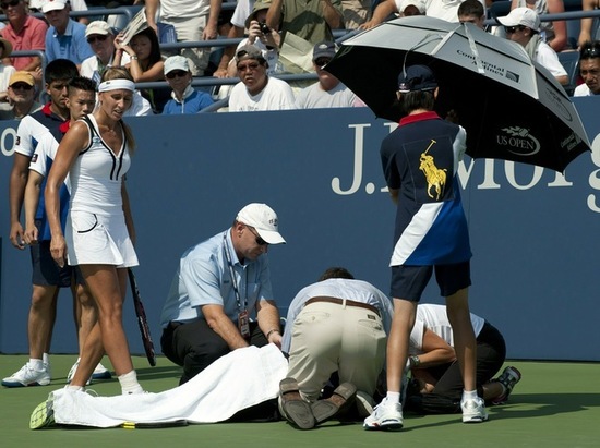 組圖:美網(wǎng)現(xiàn)揪心一幕 阿扎離奇暈倒輪椅離場