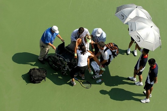 組圖:美網(wǎng)現(xiàn)揪心一幕 阿扎離奇暈倒輪椅離場